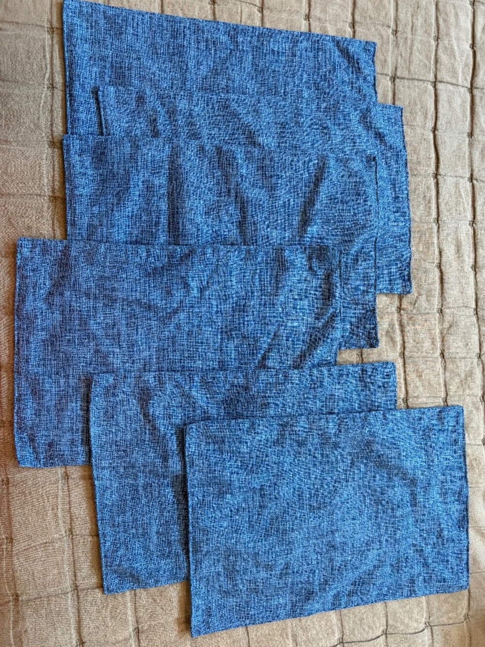 6 blue rectangular placemats, like new